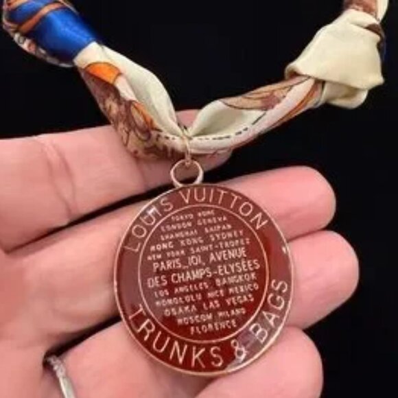 _ Jewelry - Scarf pendant Necklace Chic Silk Scarf With Medallion